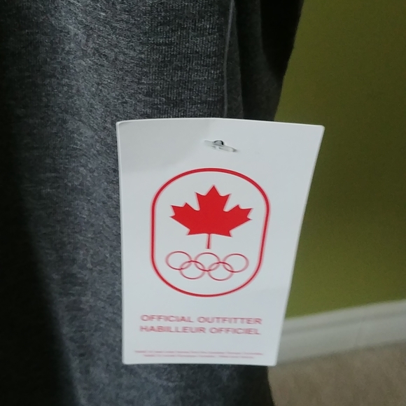 NWT XXL 🌟HOST PICK🌟T'shirt, Grey Color with logo "TORONTO" - Picture 4 of 7